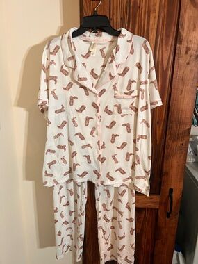 NWT Jessica Simpson White Top with Pink Cowboy Boot Print